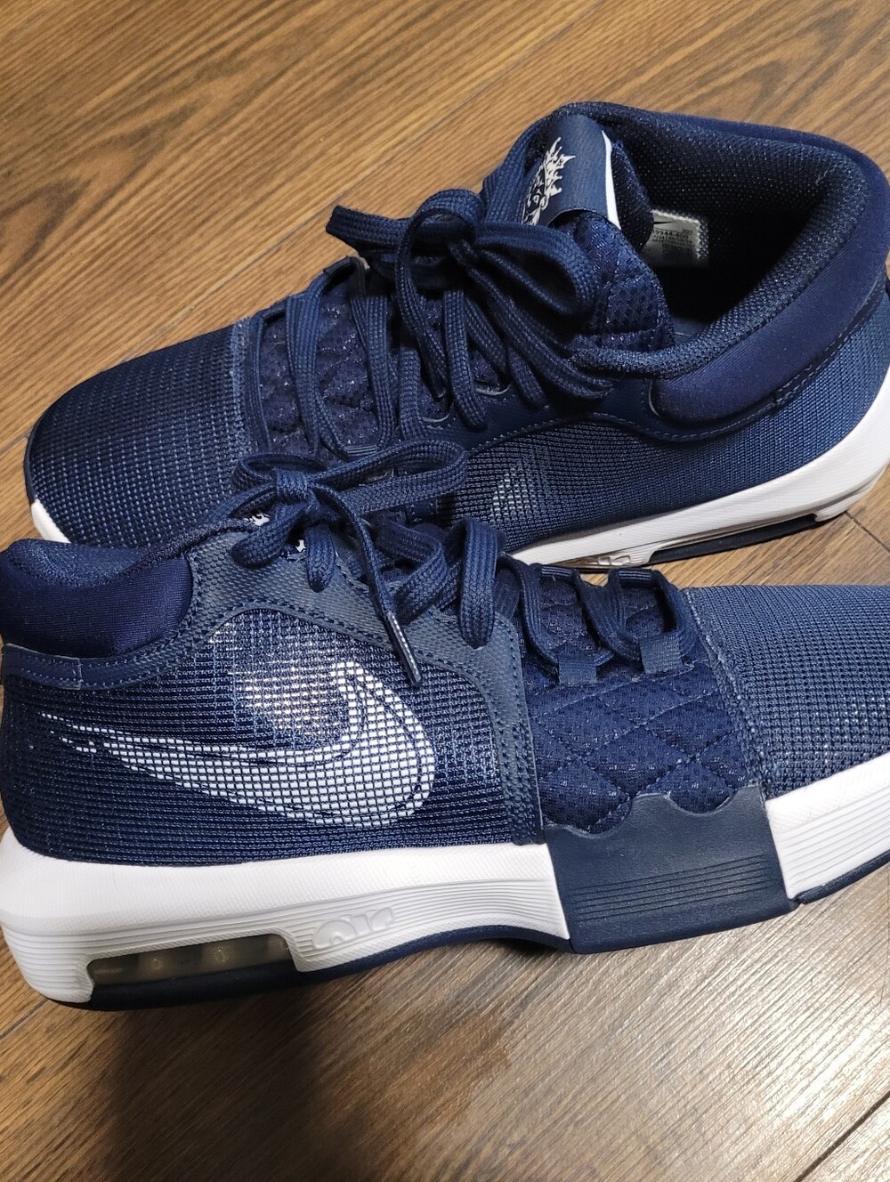 NIKE LEBRON JAMES WITNESS VIII SNEAKERS